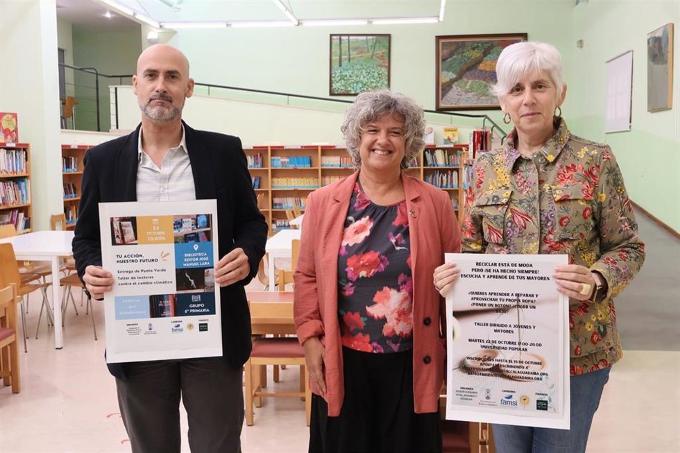 La delegada municipal de Medio Ambiente y Sostenibilidad, Luisa Campos, acompañada del delegado de Educación y Universidad Popular, Pablo Chain, han acudido a la presentación de esta iniciativa.
