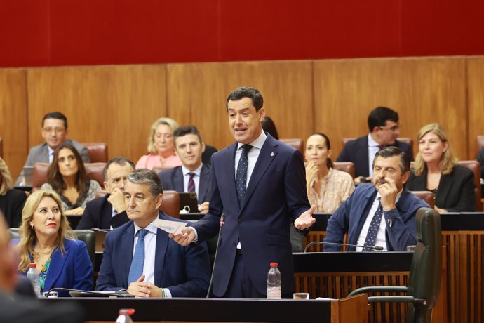 El presidente de la Junta de Andalucía, Juanma Moreno (d), toma la palabra durante la segunda jornada del Pleno del Parlamento andaluz. A 17 de octubre de 2024, en Sevilla (Andalucía, España).