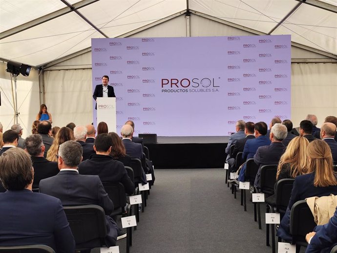 El presidente de la Junta de Castilla y León, Alfonso Fernández Mañueco, en la inauguración de la nueva caldera de biomasa de Prosol.