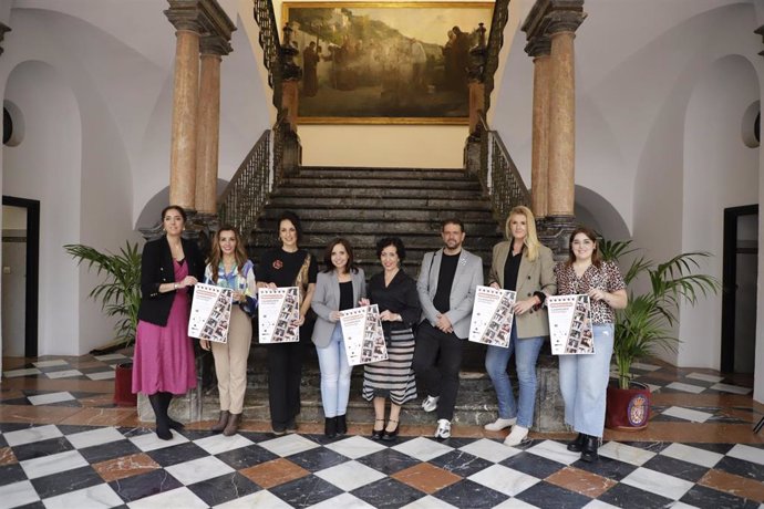 La delegada de Derechos Sociales en la Diputación, Irene Aguilera (cuarta por la izda.), en la presentación del calendario benéfico.