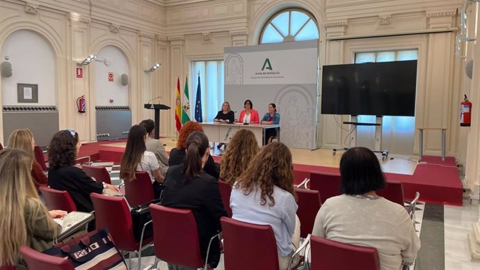 La delegada de Desarrollo Educativo de la Junta en Granada, María José Martín, da la bienvenida a los nuevos profesionales para fortalecer la inclusión en los centros educativos