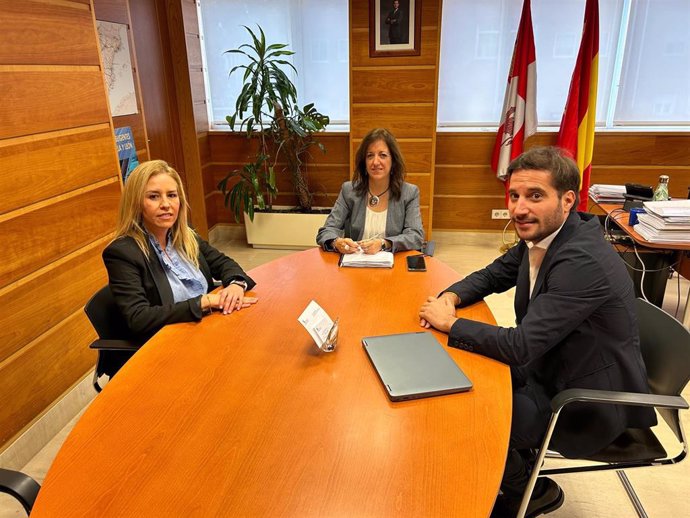 Imagen de la reunión entre la directora general de Transportes y Logística, Laura Paredes, y la presidenta de la Asociación de Empresas de Transporte de Mercancías (Asetra) de Valladolid, Virginia Muñoz