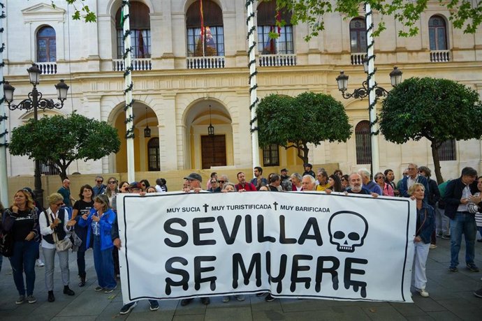 Protesta de Sevilla Se Muere por la propuesta de limitación de viviendas turísticas a las puertas del Ayuntamiento.