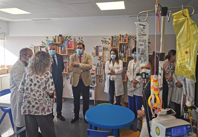 Visita de Juan de la Cruz Belmonte y Felipe Cañadas al Hospital Materno Infantil Princesa Leonor.