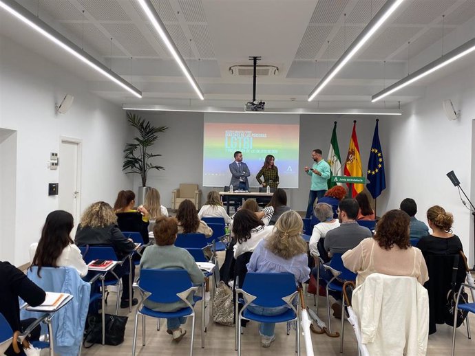 Jornada de formación al personal de la Junta sobre los derechos del colectivo LGTBI.