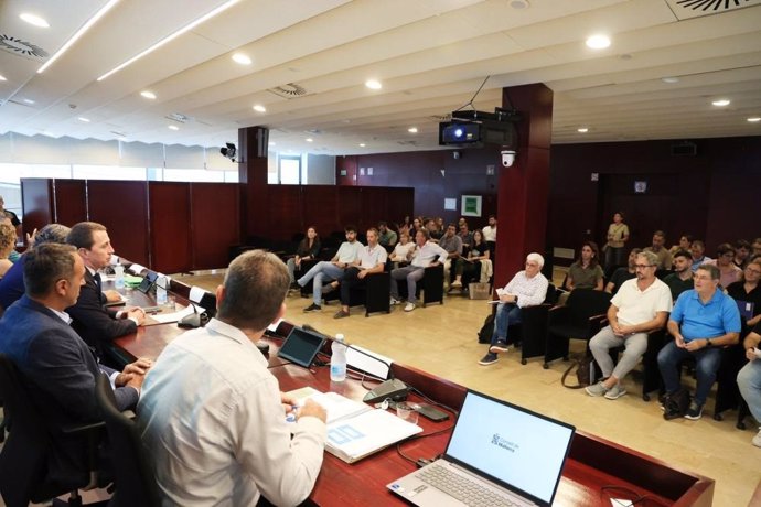 Reunión entre el Consell de Mallorca y alcaldes de 51 pueblos para otorgar subvenciones a instalaciones deportivas.