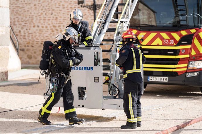 Varios bomberos durante un simulacro de incendio en la iglesia de Santa Catalina de Alejandría, a 4 de octubre de 2024, en Villamanta, Madrid (España).