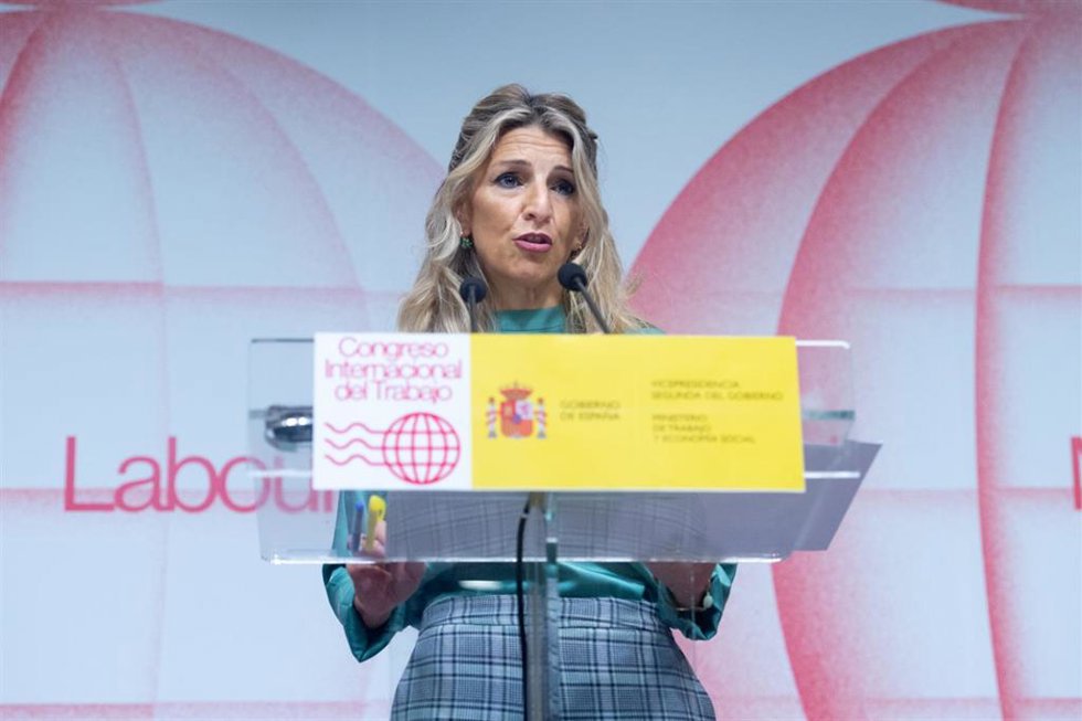 La vicepresidenta segunda y ministra de Trabajo y Economía Social, Yolanda Díaz, durante una rueda de prensa para presentar el Congreso Internacional del Trabajo, en la sede del Ministerio de Trabajo y Economía Social, a 17 de octubre de 2024, en Madrid