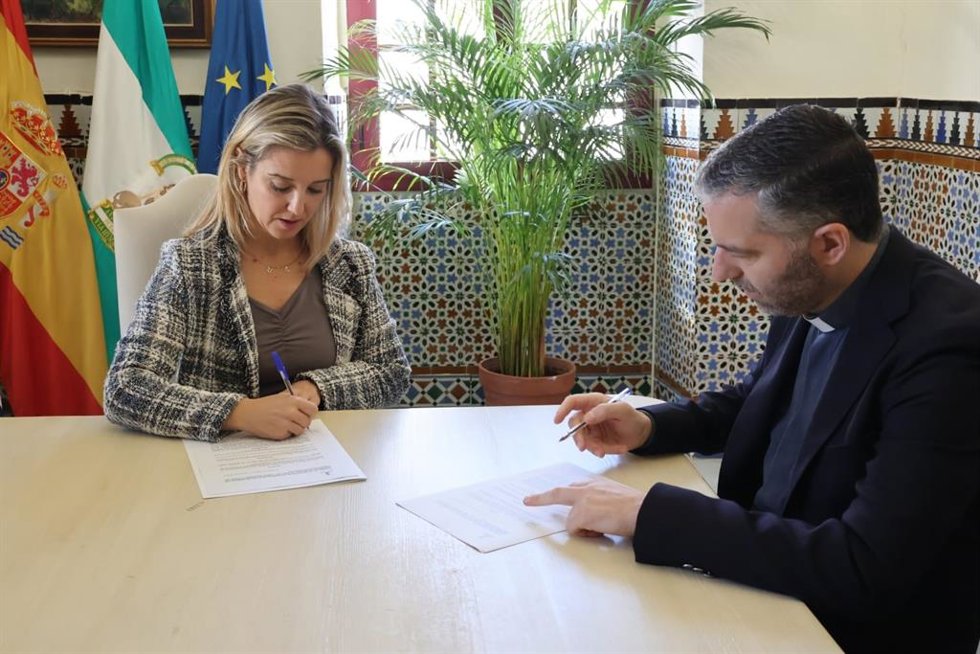 La alcaldesa de Alcalá de Guadaíra, Ana Isabel Jiménez, ha firmado un convenio con el párroco de la Iglesia de San Agustín, José Antonio Martínez.