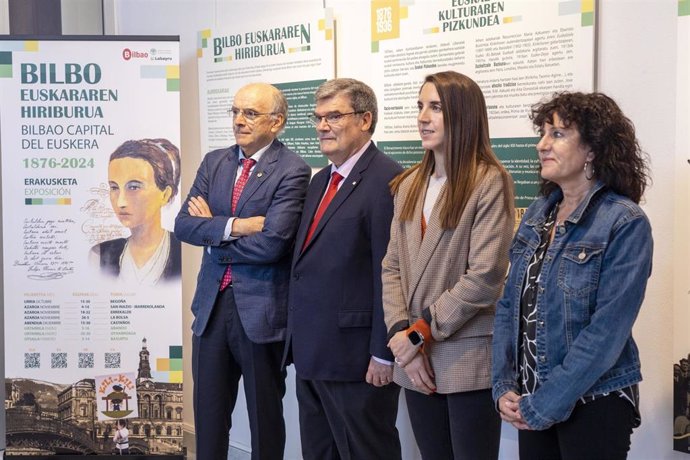 Juan Mari Aburto y Eider Inunciaga visitan la exposición 'Bilbo Euskararen Hiriburua'