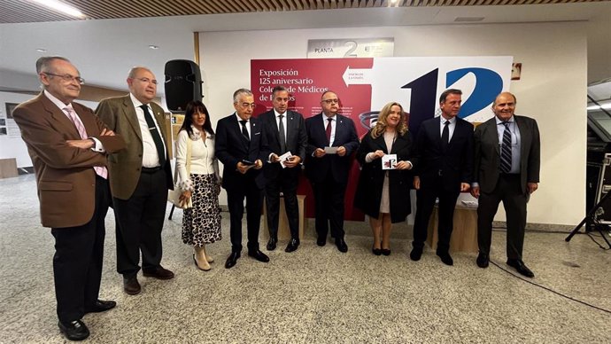 La alcaldesa y el consejero de Sanidad en la inauguración de la exposición dedicada al 125 aniversario del Colegio de Médicos de Burgos.