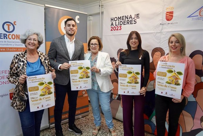 Presentación de las actividades por el Día Internacional de las Amas de Casa y el Consumo Responsable en Santomera