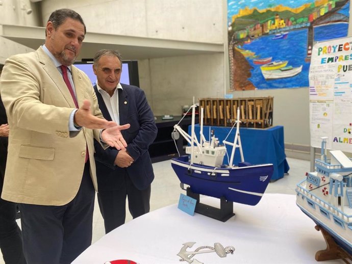 El delegado territorial de Desarrollo Educativo, Francisco Alonso, y el director del centro penintenciario El Acebuche, Nahun Álvarez.