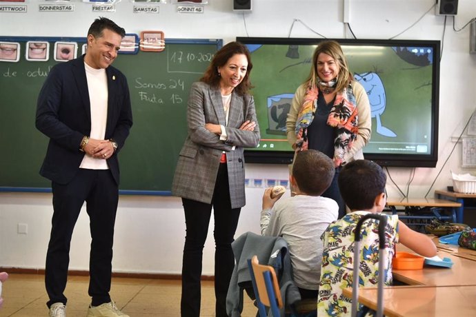 La delegada del Gobierno andaluz en Málaga, Patricia Navarro, en una visita al CEIP Mare Nostrum, en Torrox (Málaga)