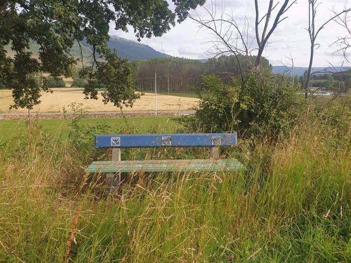 Banco abandonado en un pueblo de Cantabria