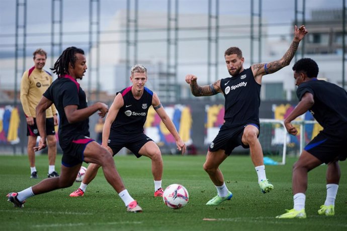 Jugadores del FC Barcelona, con Dani Olmo en el centro, en el entrenamiento del 17 de octubre de 2024 en la Ciutat Esportiva Joan Gamper