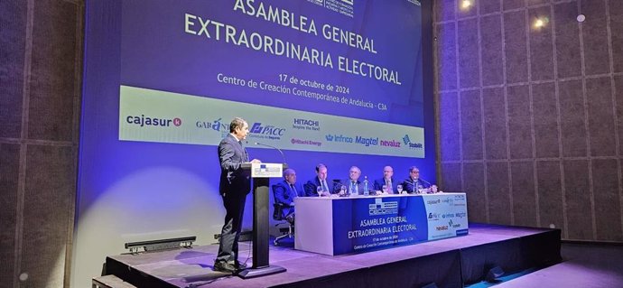 Gerardo Cuerva interviene en la Asamblea Electoral de CECO, observado por Antonio Díaz (centro), junto a Lorenzo Amor (izda.), Javier González de Lara (2º izda.) y otros dirigentes empresariales.