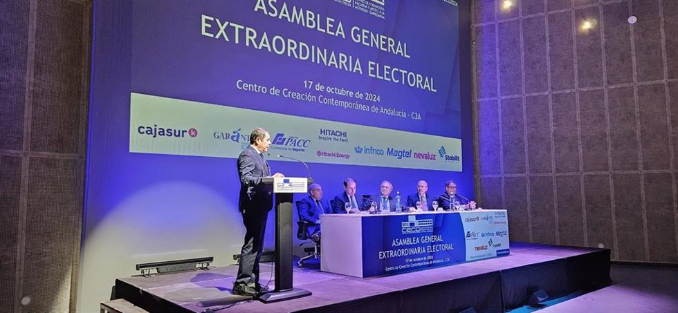 Gerardo Cuerva interviene en la Asamblea Electoral de CECO, observado por Antonio Díaz (centro), junto a Lorenzo Amor (izda.), Javier González de Lara (2 izda.) y otros dirigentes empresariales.