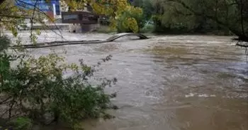 Cerradas las pasarelas del Club Natación, en Pamplona, ante la crecida del río Arga