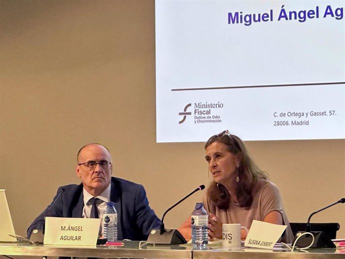 El fiscal de Sala de la Unidad de delitos de odio de la Fiscalía General del Estado, Miguel Ángel Aguilar, y la fiscal delegada de la sección de delitos de Odio y Contra la Discriminación de Valencia, Susana Gisbert, en una conferencia en València