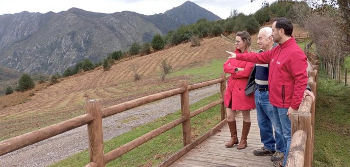 La alcaldesa de Ponga, Marta Alonso; el concejal de Obras de Ponga, Jorge Alonso, y el director general de Custodia del Territorio e Interior, David Villar.