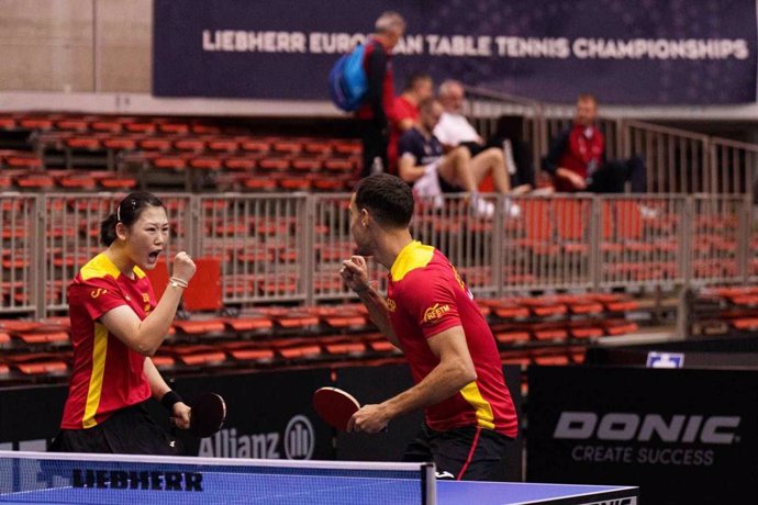 Álvaro Robles y María Xiao, en el Campeonato de Europa 2024 de tenis de mesa.