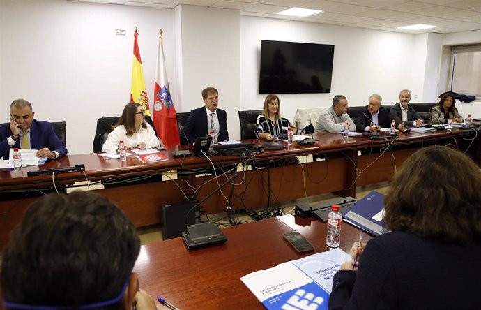 La presidenta de Cantabria, María José Sáenz de Buruaga, preside el pleno del Consejo del Diálogo Social.