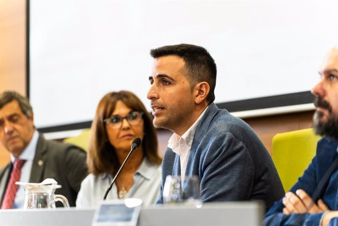 El diputado provincial de Educación y Juventud, José Santaolalla, interviene durante la presentación de Fancine, festival de cine fantástico de la Universidad de Málaga, que se celebra en noviembre.