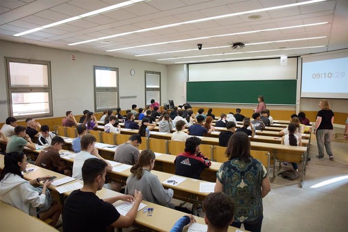 Archivo - Imagen de archivo.- Alumnos en un aula al comienzo de un examen, el primer día de la Evaluación de Acceso a la Universidad (EvAU), en la Politécnica de la Universidad de Alcalá de Henares, a 3 de junio de 2024, en Alcalá de Henares, Madrid (Espa