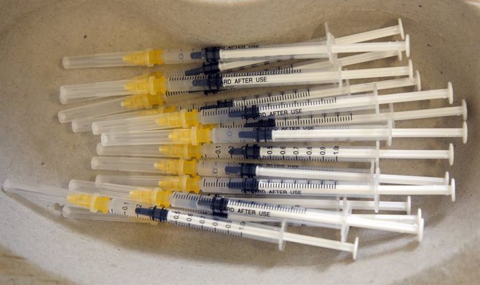 Archivo - FILED - 24 November 2021, Berlin: Syringes with vaccine serum are ready in a GP's practice for booster vaccination with the Comirnaty vaccine from the manufacturer Biontech/Pfizer.