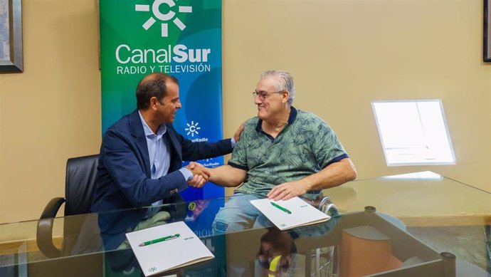 El director general de la Radio Televisión Andaluza (RTVA), Juande Mellado, y el presidente de Cocemfe, Juan José Lara, durante la firma del acuerdo entre las dos entidades.