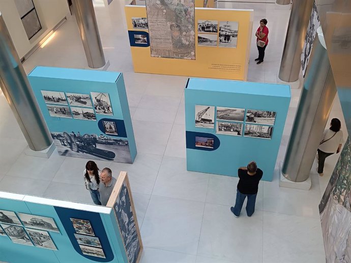 El pasado y el presente del Puerto de València se dan la mano en la exposición fotográfica Viure el Port