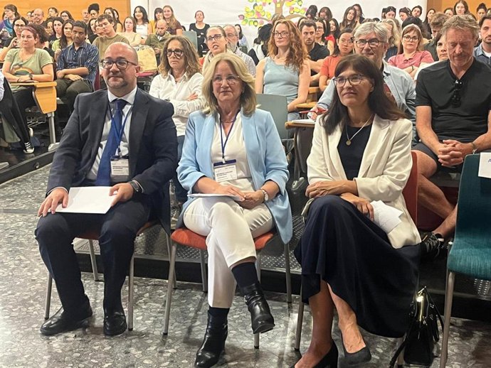 Educació forma a auxiliars de conversa dels centres de la província