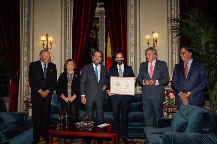 El chef Coco Montes de Pabú recogiendo un premio