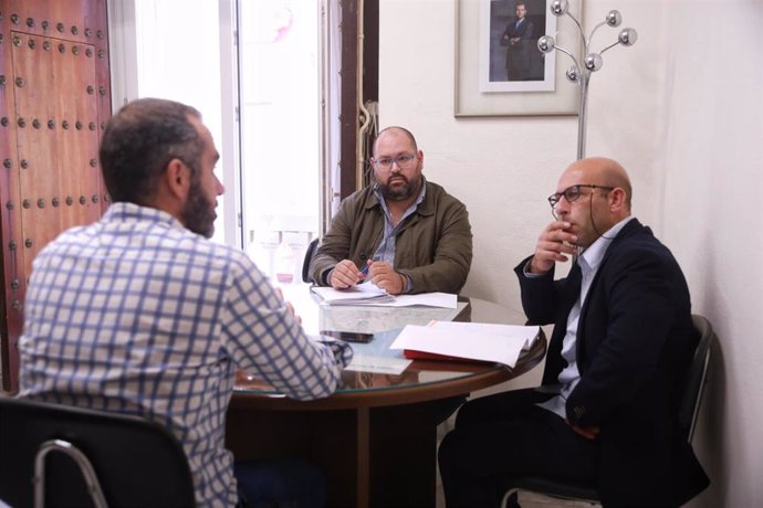 Javier Bello con el alcalde de Alcalá del Valle.