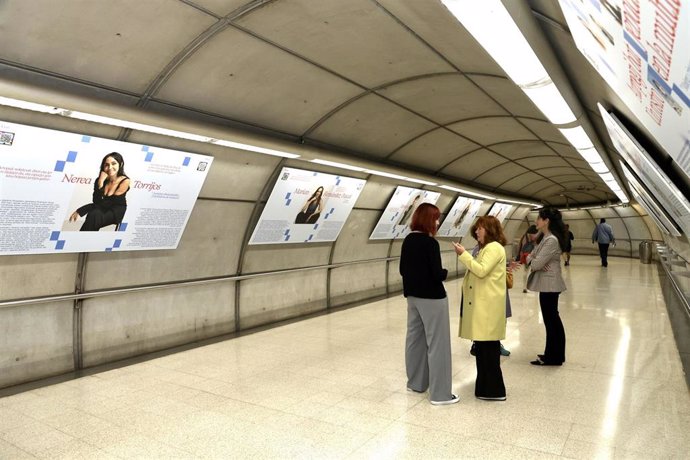 Exposición 'Un rostro en la multidud' en la estación de Abando de Metro Bilbao.