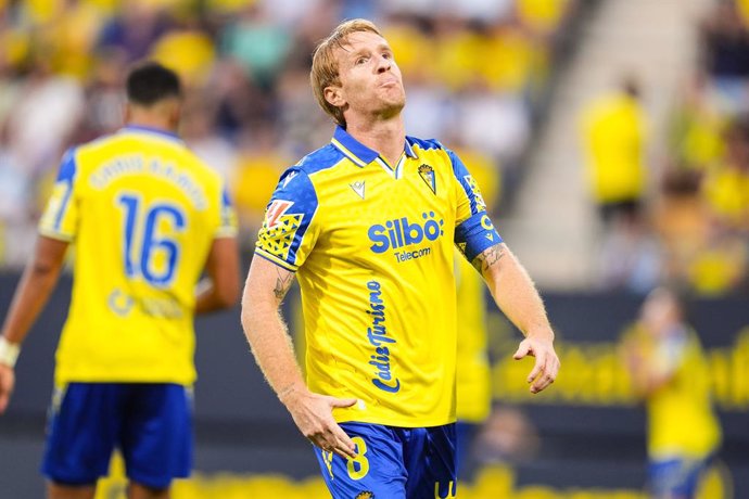 Archivo - Alex Fernandez of Cadiz CF laments during the Spanish league, LaLiga Hypermotion, football match played between Cadiz FC and Racing de Ferrol at Nuevo Mirandilla stadium on September 15, 2024, in Cadiz, Spain.