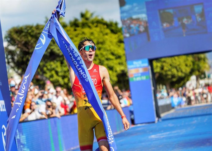 El español David Cantero cruza la línea de meta en las Finales del Campeonato del Mundo de Triatlón de Torremolinos.