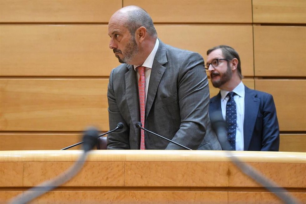 Archivo - El presidente del Senado, Pedro Rollán (i), y el portavoz del Partido Popular (PP) en el Senado, Javier Maroto (d), durante una sesión plenaria, en el Senado, a 31 de julio de 2024, en Madrid (España). El Pleno del Senado ha aprobado hoy de ma