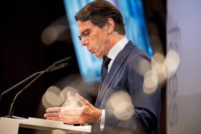 Archivo - El expresidente del Gobierno y presidente de FAES, José María Aznar, durante la entrega a título póstumo del XII Premio Faes de la Libertad al exministro Josep Piqué por parte de la Fundación Faes, en CaixaForum Macaya, a 27 de junio de 2024, en