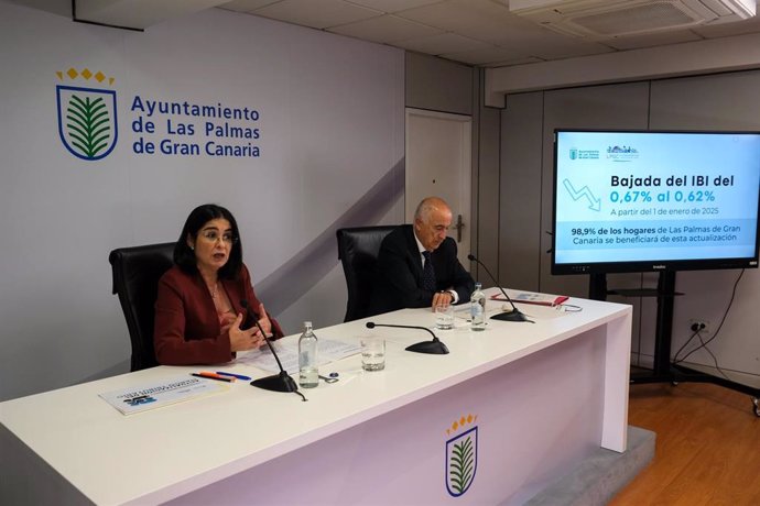 La alcaldesa de Las Palmas de Gran Canaria, Carolina Darias, y el concejal de Presidencia, Francisco Hernández Spínola