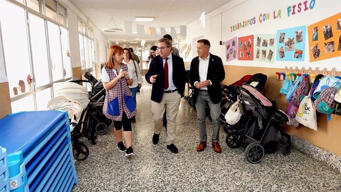 José Antonio Rovira durante su visita a las escuelas de 0 a 3 años