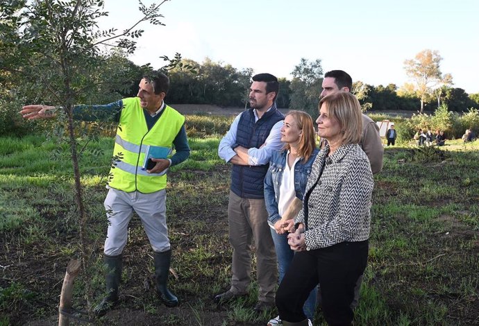 La alcaldesa de Jerez, María José García-Pelayo, con el delegado de Desarrollo Rural, Fran Moreno, en las obras del río Guadalete.