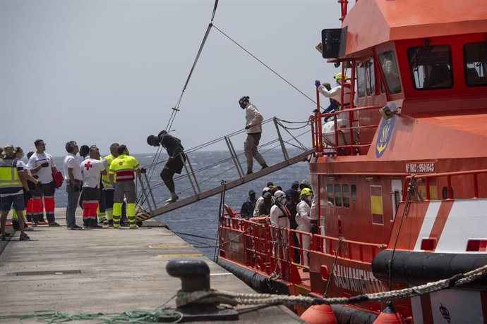 Archivo - Migrantes procedentes de un nuevo cayuco desembarcan en el puerto de La Restinga