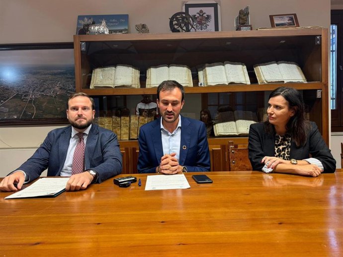 (Desde La Izda.) Agustín López, Isaac Reyes Y María Dolores Gálvez, En El Encuentro Mantenido.