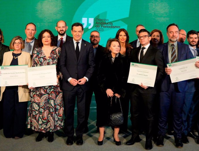 Archivo - El presidente de la Junta, Juanma Moreno, junto a algunos de los galardonados con los premios Andalucía de Periodismo 2023. (Imagen de archivo).