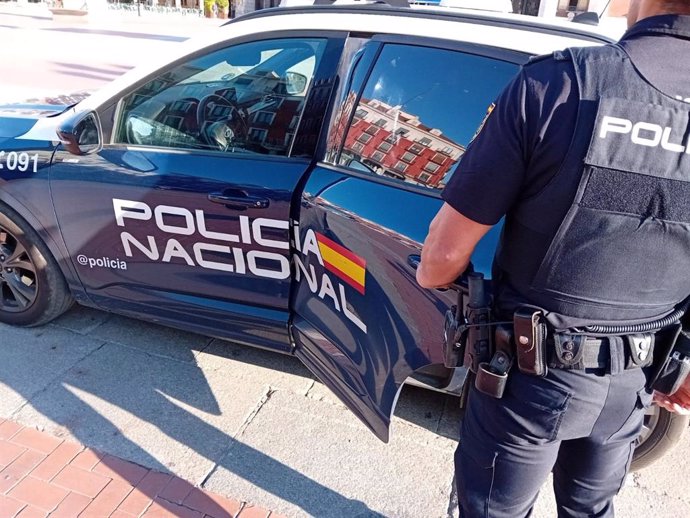 Archivo - Imagen de archivo de un agente de la Policía Nacional