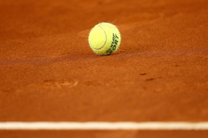 Archivo - Illustration, ball of the tournament over the clay during the Mutua Madrid Open 2021 at La Caja Magica on May 1, 2021 in Madrid, Spain.