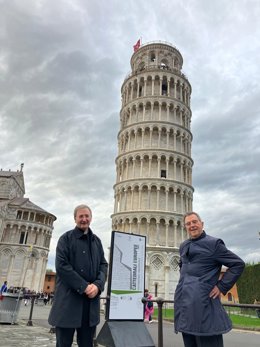 Nieva y Ruiz Cabrero junto a un cartel del congreso, ante la Torre de Pisa.