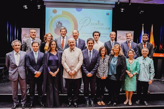 Philippe J. Lhuillier y los galardonados en los Premios Tanglaw